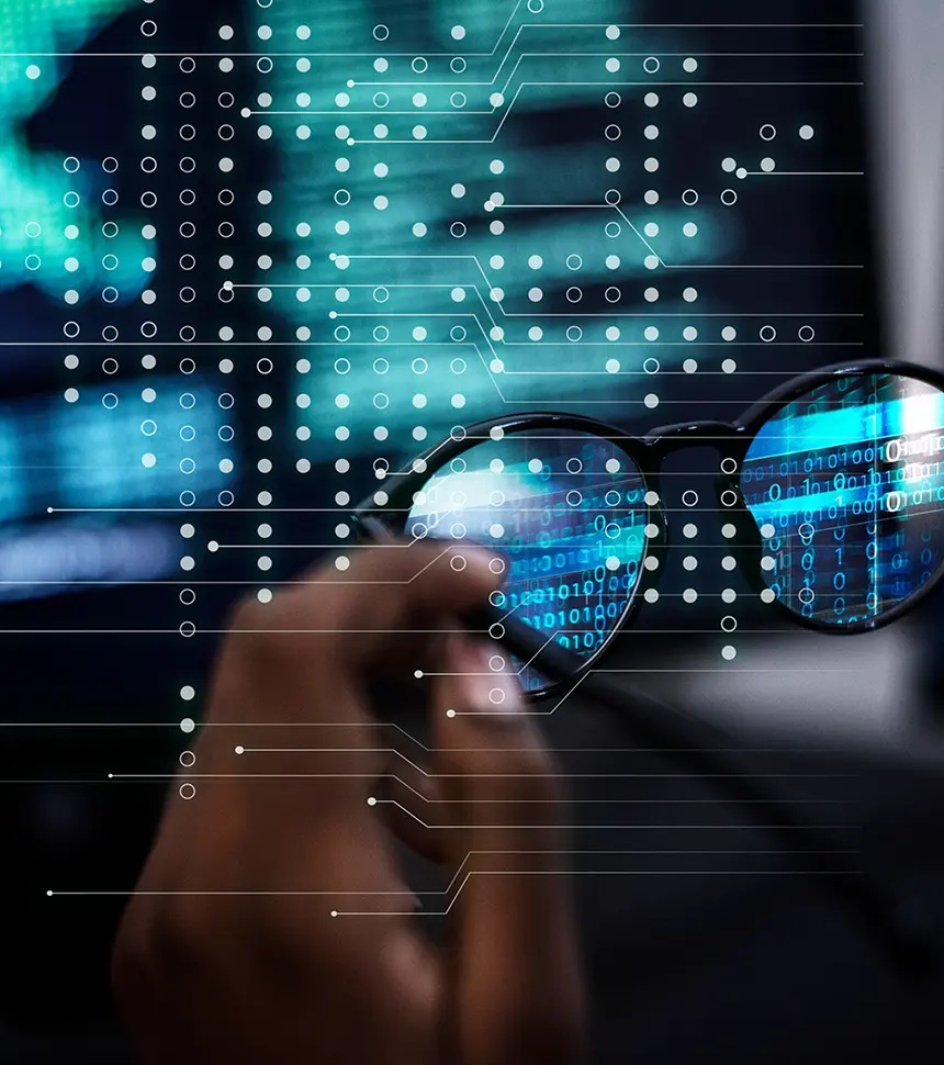 Expert en cybersécurité analysant des données numériques, illustrant l’expertise humaine et la mission d’Omni-Hexa auprès des PME.